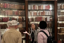 Biblioteca estadounidense guarda valiosos libros sobre Vietnam. (Fotografía: VNA)