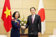 La miembro del Buró Político y permanente del Secretariado del Comité Central del PCV y jefa de su Comisión de Organización, Truong Thi Mai, y el primer ministro de Japón, Kishida Fumio. (Fotografía: VNA)