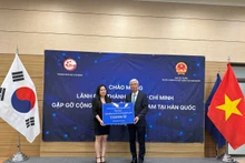 Autoridades de Ciudad Ho Chi Minh entregan estantería vietnamita a coterráneos en Corea del Sur. (Fotografía: toquoc.vn)