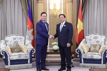 El primer ministro de Vietnam, Pham Minh Chinh (D), se reúne con su homólogo camboyano, Samdech Moha Borvor Thipadei Hun Manet, con motivo de la Cumbre Asean-Consejo de Cooperación del Golfo (Asean-CCG), en Arabia Saudita, el 20 de octubre de 2023. (Fotografía: VNA)