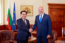 El presidente de la Asamblea Nacional de Vietnam, Vuong Dinh Hue, y su homólogo búlgaro, Rosen Zhelyazkov.