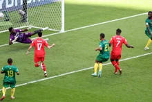 El delantero Breel Embolo marca el único gol del partido Suiza-Camerún.