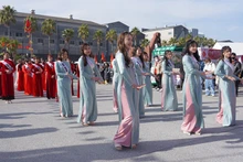 Un espectáculo de Ao Dai en el evento.