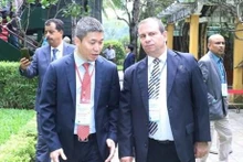 El presidente del Instituto Cubano de Amistad con los Pueblos (ICAP), Fernando González Llort, y Phan Anh Son, vicepresidente y secretario general de la Unión de Organizaciones de Amistad de Vietnam (VUFO). (Fotografía: qdnd.vn)