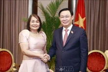 El presidente de la Asamblea Nacional de Vietnam, Vuong Dinh Hue, y la gobernadora de la provincia filipina de Davao Oriental, Corazon Nuñez Malanyaon. (Fotografía: VNA)