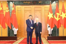 El secretario general del PCV, Nguyen Phu Trong (en la derecha) y el secretario general del PCCh y presidente de China, Xi Jinping, tras sus conversaciones el 12 de diciembre de 2023 durante la visita de Estado del dirigente chino a Vietnam. (Fotografía: VNA)