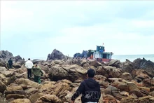 La estación de la guardia fronteriza de Quan Lan evalúa daños del barco chino. (Fotografía: VNA)