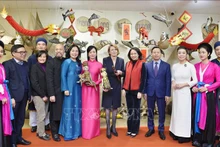 Phan Thi Thanh Tam, esposa del presidente vietnamita, Vo Van Thuong, y Elke Büdenbender, cónyuge del presidente alemán, Frank - Walter Steinmeier, toman foto con artistas. (Fotografía: VNA)