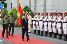 El presidente Vo Van Thuong visita a la policía de Ciudad Ho Chi Minh. (Fotografía: VNA)