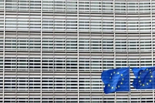 La bandera de Europa en la sede de la Comisición Europea el 13 de marzo de 2023. (Fotografía: Reuters)