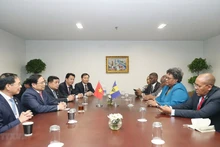 El panorama de la reunión entre el primer ministro vietnamita, Pham Minh Chinh, y su homóloga de Barbados, Mia Mottley. (Fotografía: VNA)