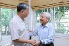 El presidente de Vietnam, To Lam (izquierda) visita al ex director de redacción del periódico Nhan Dan y también ex jefe de la Comisión de Ideología y Cultura del Comité Central del Partido, Ha Dang. (Fotografía: VNA)