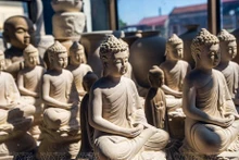 Contemplan belleza de estatuas de buda talladas en cerámica de Bat Trang
