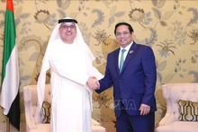 El primer ministro de Vietnam, Pham Minh Chinh, recibe al ministro de Recursos Humanos y Emiratización de EAU, Abdulrahman Abdulmannan Al-Awar. (Fotografía: VNA)