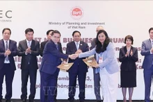 El primer ministro Pham Minh Chinh presencia la entrega de actas de cooperación en inversiones entre empresas de Vietnam y EAU. (Fotografía: VNA)