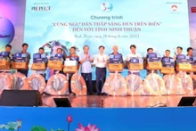 Entregan regalos a pescadores en Ninh Thuan.