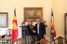 La alcaldesa de Birmingham Maureen Cornish recibe al embajador vietnamita Nguyen Hoang Long. (Fotografía: VNA)