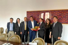 El vicecanciller de Vietnam, Ta Quang Dong, se reúne con el ministro de Cultura y Deporte de España, Víctor Francos Díaz.