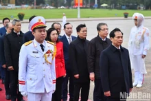 [Foto] Jefes de misiones vietnamitas en el extranjero visitan el mausoleo de Ho Chi Minh