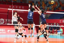 El equipo de voleibol femenino de Vietnam (uniforme azul) en el partido. (Fotografía: VNA)