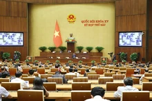 Los diputados votan para aprobar el proyecto de Ley de Viviendas. (Fotografía: VNA)