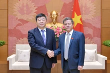 El vicepresidente del Comité de Defensa y Seguridad Nacional de la Asamblea Nacional de Vietnam, general de división Nguyen Hai Hung, y el vicetitular permanente de la Asamblea Popular Regional de Guangxi, Fang Chunming.