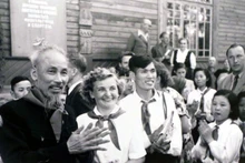 El Presidente Ho Chi Minh y los niños en Moscú, en 1954. (Fotografía: Archivo de VNA)