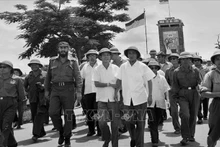 El primer ministro Pham Van Dong y el camarada Fidel Castro, primer secretario del Comité Central del Partido Comunista de Cuba, primer ministro del Gobierno Revolucionario, visitan la ciudad de Dong Ha (Quang Tri) destruida por la guerra y en proceso de restauración (septiembre de 1973). (Fotografía: VNA)