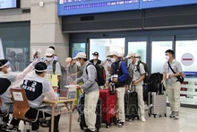 Trabajadores vietnamitas pasan por procedimientos de inmigración en el aeropuerto de Incheon, Corea del Sur. (Fotografía: de ilustración: VNA)