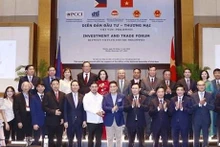 El presidente de la Asamblea Nacional de Vietnam, Vuong Dinh Hue; el titular del Senado de Filipinas, Juan Miguel F. Zubiri y delegados en el foro. (Fotografía: VNA)