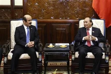 El presidente de Vietnam, Nguyen Xuan Phuc (derecha), recibe al embajador saliente de Qatar, Mohamed Ismail Al-Emadi. (Fotografía: VNA)