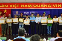 El Departamento de Agricultura y Desarrollo Rural de An Giang condecora con títulos de mérito a los agricultores con logros destacados en la producción de arroz japonica en 2022. (Fotografía: VNA)