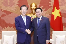 El presidente de la Asamblea Nacional de Vietnam, Vuong Dinh Hue, recibe al presidente del Partido japonés Komeito, Yamaguchi Natsuo. (Fotografía: VNA)
