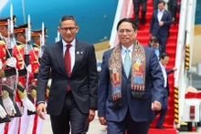 Ceremonia de bienvenida al primer ministro Pham Minh Chinh y a una delegación vietnamita de alto rango en el Aeropuerto Internacional Soekarno-Hatta de Yakarta. (Fotografía: VNA)