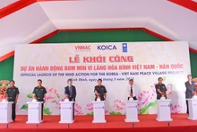 En la ceremonia para iniciar el proyecto. (Fotografía: dangcongsan.vn)