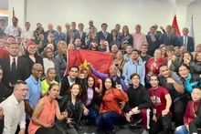 El miembro del Buró Político, secretario del Comité Central del PCV y jefe de la Comisión de Asuntos Internos, Phan Dinh Trac, con profesores, estudiantes y representantes venezolanos. (Fotografía: VNA)
