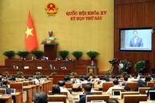 El primer ministro Pham Minh Chinh responde a preguntas de los diputados. (Fotografía: VNA)