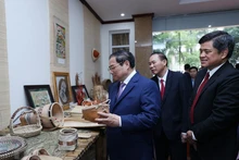 El premier Pham Minh Chinh visita un espacio de exhibición de productos artesanales. (Fotografía: VNA)