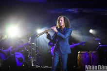 [Foto] El público vietnamita deslumbrado por el concierto de Kenny G