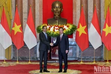 El presidente de Indonesia, Joko Widodo, y su homólogo vietnamita Vo Van Thuong en la ceremonia de bienvenida.