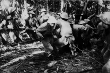 Los artilleros vietnamitas superan con valentía numerosas dificultades y penurias para llevar al campo de batalla cañones de decenas de toneladas, contribuyendo a la victoria de la Campaña. (Fotografía: VNA)