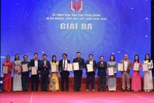 El subdirector de redacción de Nhan Dan, Dinh Nhu Hoan, y el subdirector de la Agencia Vietnamita de Noticias, Nguyen Tuan Hung, otorgan los terceros premios.