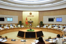 [Foto] Premier Pham Minh Chinh preside reunión ordinaria del Gabinete de mayo