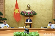 El primer ministro de Vietnam, Pham Minh Chinh, preside la reunión ordinaria de mayo del Gobierno. (Fotografía: Nhan Dan)