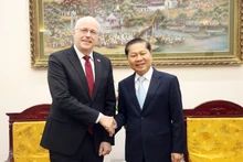 El viceministro vietnamita de Trabajo, Inválidos de Guerra y Asuntos Sociales Le Tan Dung y el embajador de Finlandia en Vietnam, Keijo Norvanto (Fotografía: molisa.gov.vn)