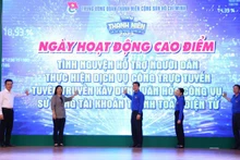 Líderes de la Unión de Jóvenes Comunistas Ho Chi Minh realizan la ceremonia de inicio de las actividades de “Jóvenes pioneros en la transformación digital”. (Fotografía: thanhdoantphcm)