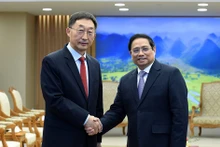 [Foto] Premier vietnamita recibe al secretario del Comité partidista en región autónoma Zhuang