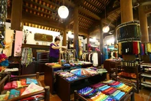 Una de las tiendas en la aldea de la seda Van Phuc. (Fotografía: VNA)