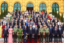 El presidente To Lam se toma una fotografía grupal con funcionarios y personal de la Oficina Presidencial. (Fotografía: VNA)