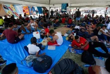 Solicitantes de asilo, principalmente de Venezuela, descansan en una tienda de campaña instalada por las autoridades mexicanas cerca de la frontera en Nuevo Laredo, México, el 27 de junio de 2023. (Fotografía: Reuters)